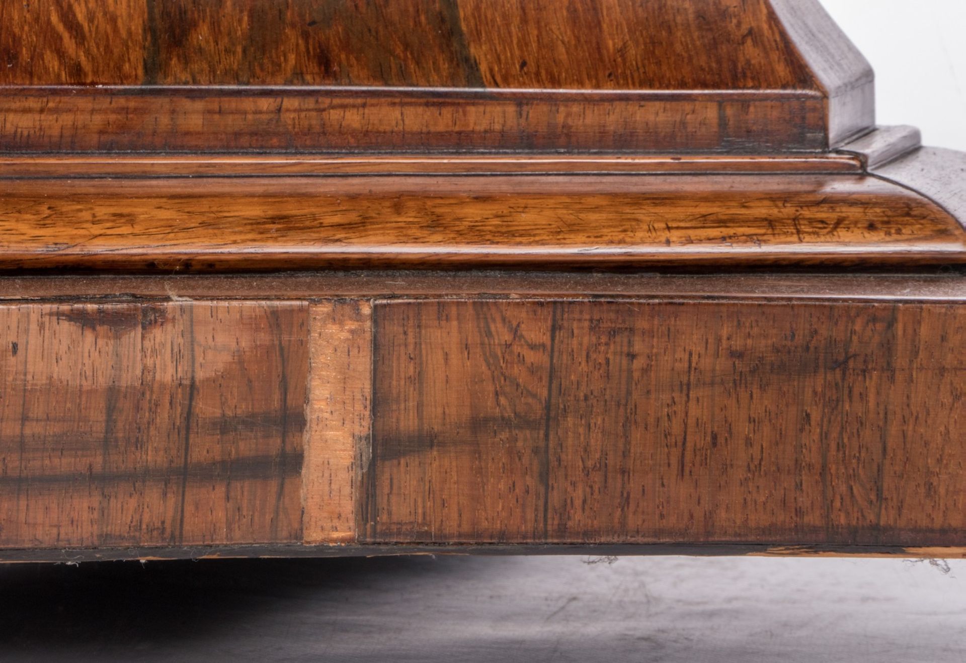 A rosewood veneered mid 19thC dinner table, H 74 - Diameter 122 cm - Bild 8 aus 11