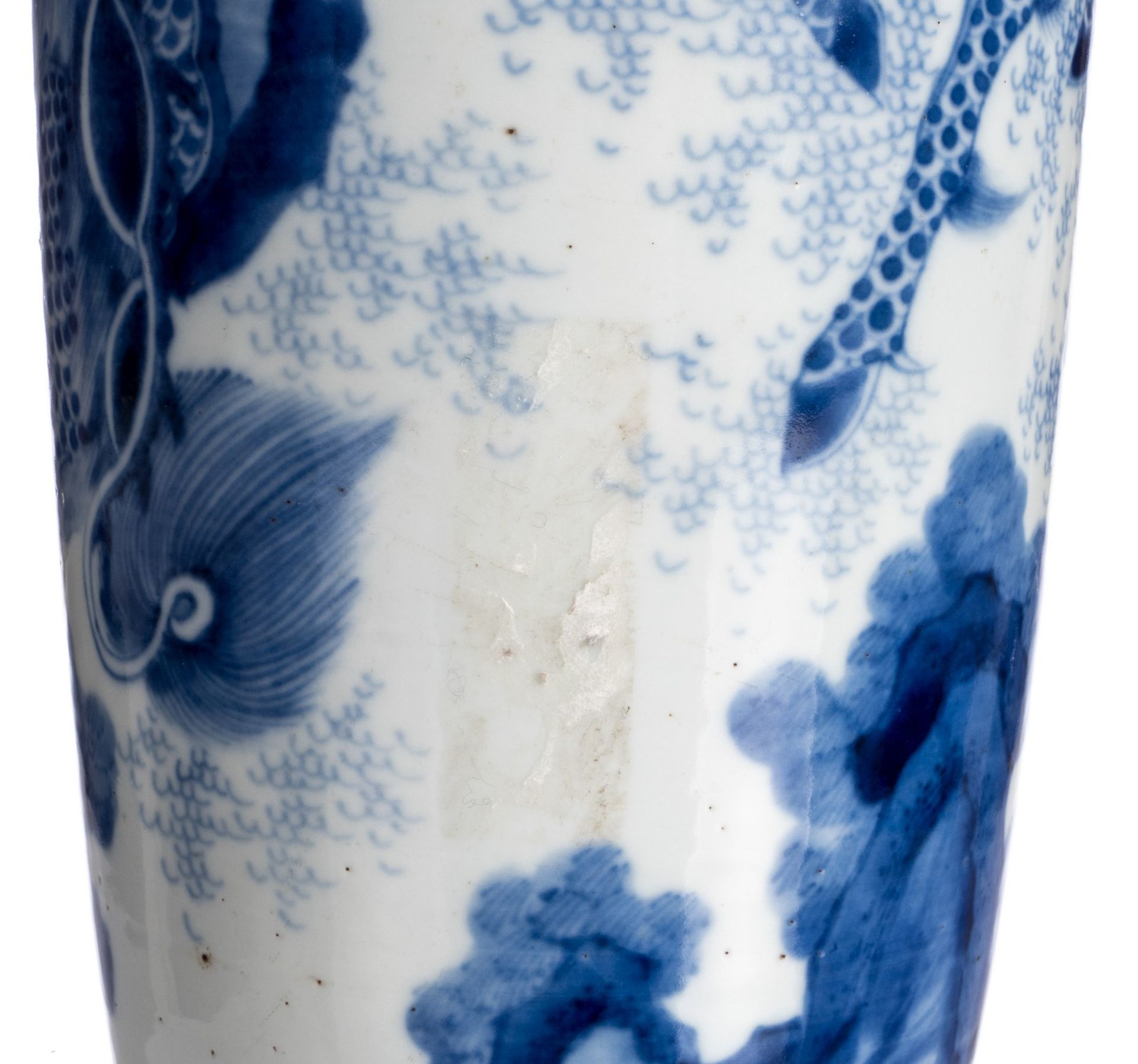 A Chinese blue and white cylinder shaped vase, overall decorated with Fû-lions in a garden, H 47,5 - Image 7 of 9