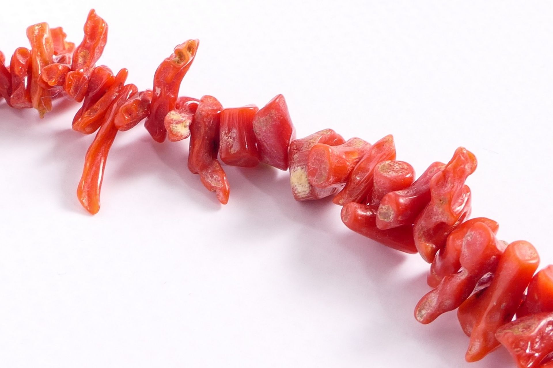 Two red coral necklaces, total weight ca. 90g, L (extender incl.) 45 - 52cm - Bild 2 aus 6
