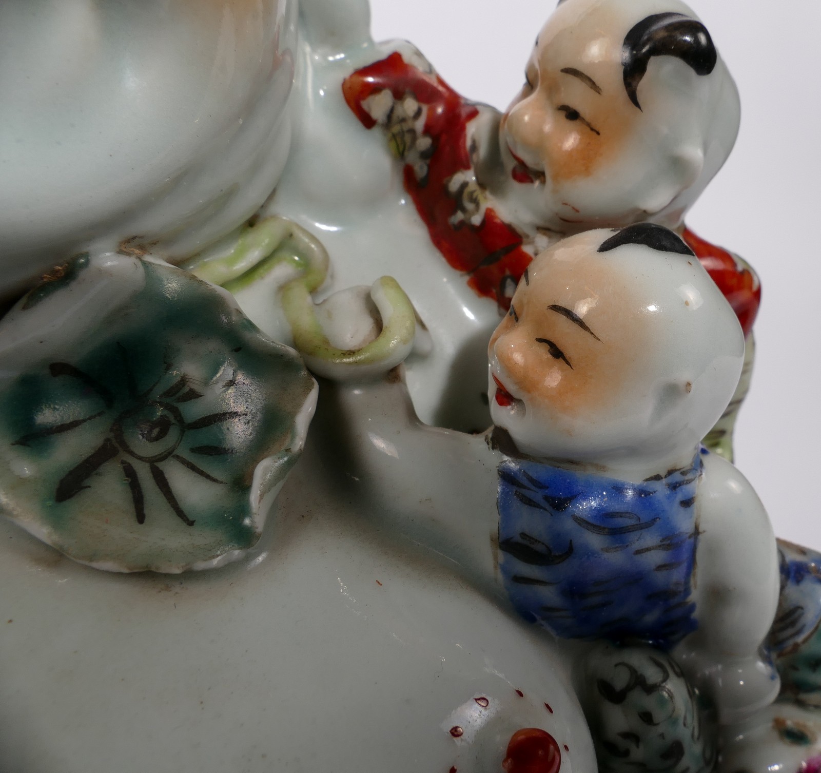 A Chinese laughing Budai with children, polychrome decorated, marked, about 1900, H 24,5 cm - Image 10 of 10