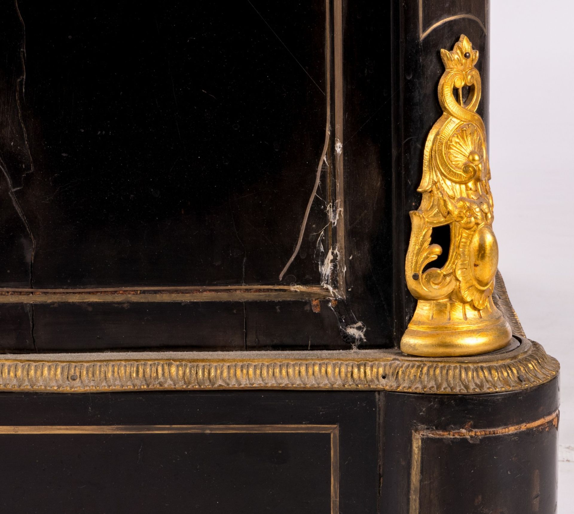 A so-called meuble d'appui 'en deuil' in Nap. III-style, brass and composite marquetry, gilt brass - Bild 13 aus 15