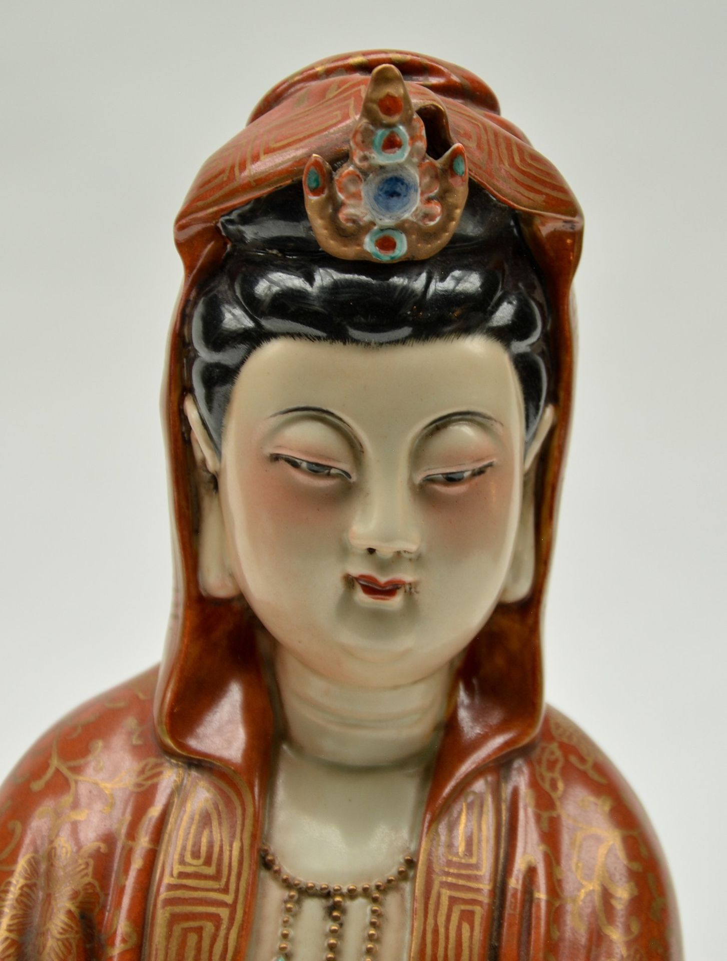 A Chinese polychrome decorated Guanyin, H 36 cm - Bild 8 aus 9