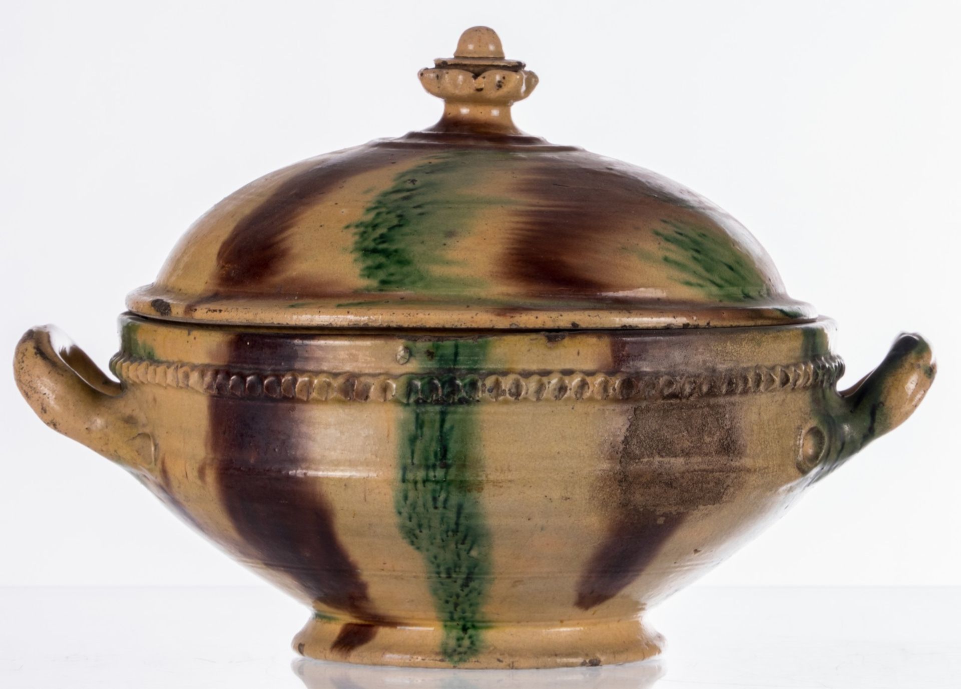 A 19thC polychrome decorated earthenware tureen, H 25 - W 34 cm - Image 4 of 11