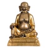 A Sino-Tibetan bronze and gilt bronze seated lama, 18thC, H 15,5 cm