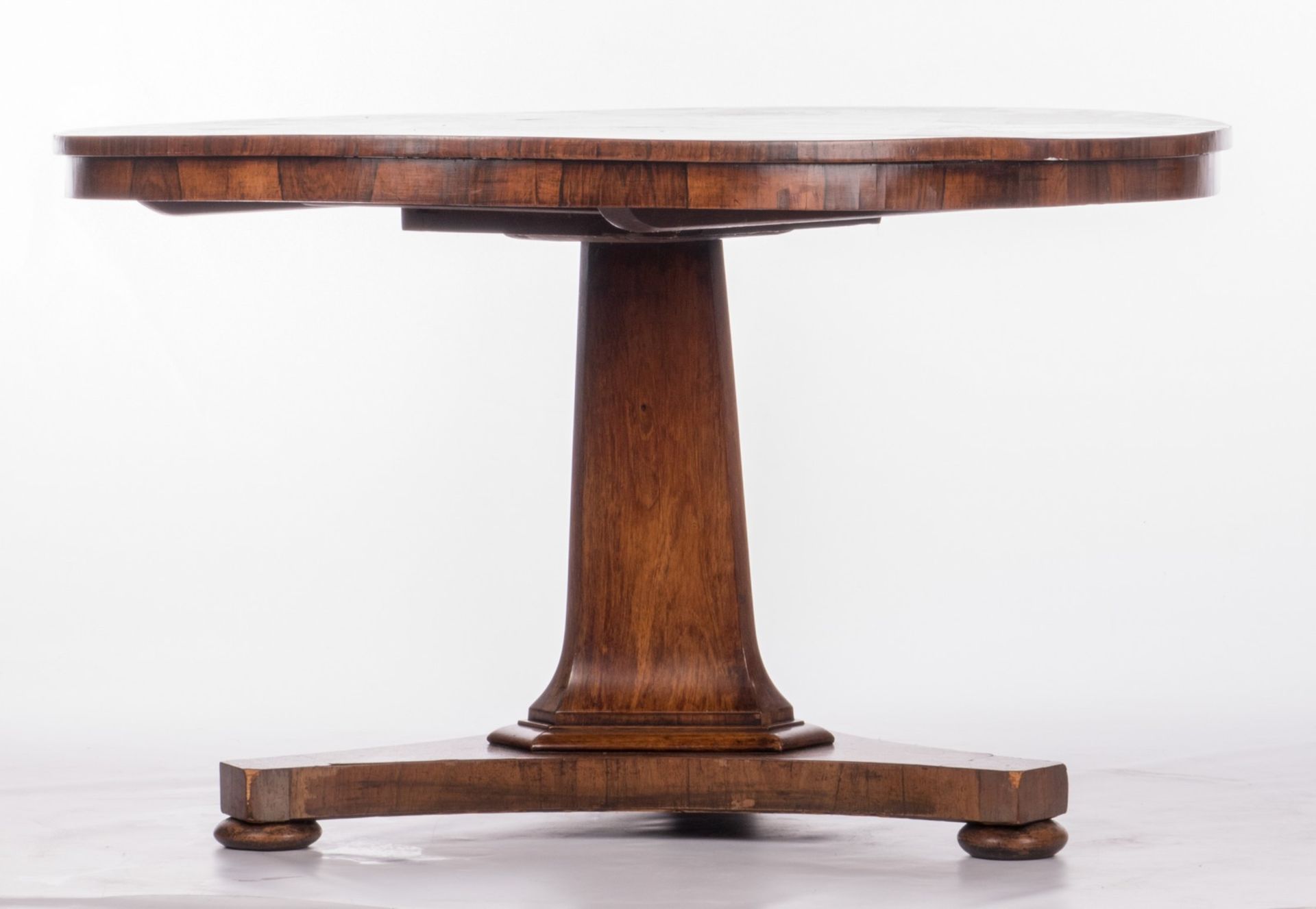 A rosewood veneered mid 19thC dinner table, H 74 - Diameter 122 cm - Bild 3 aus 11