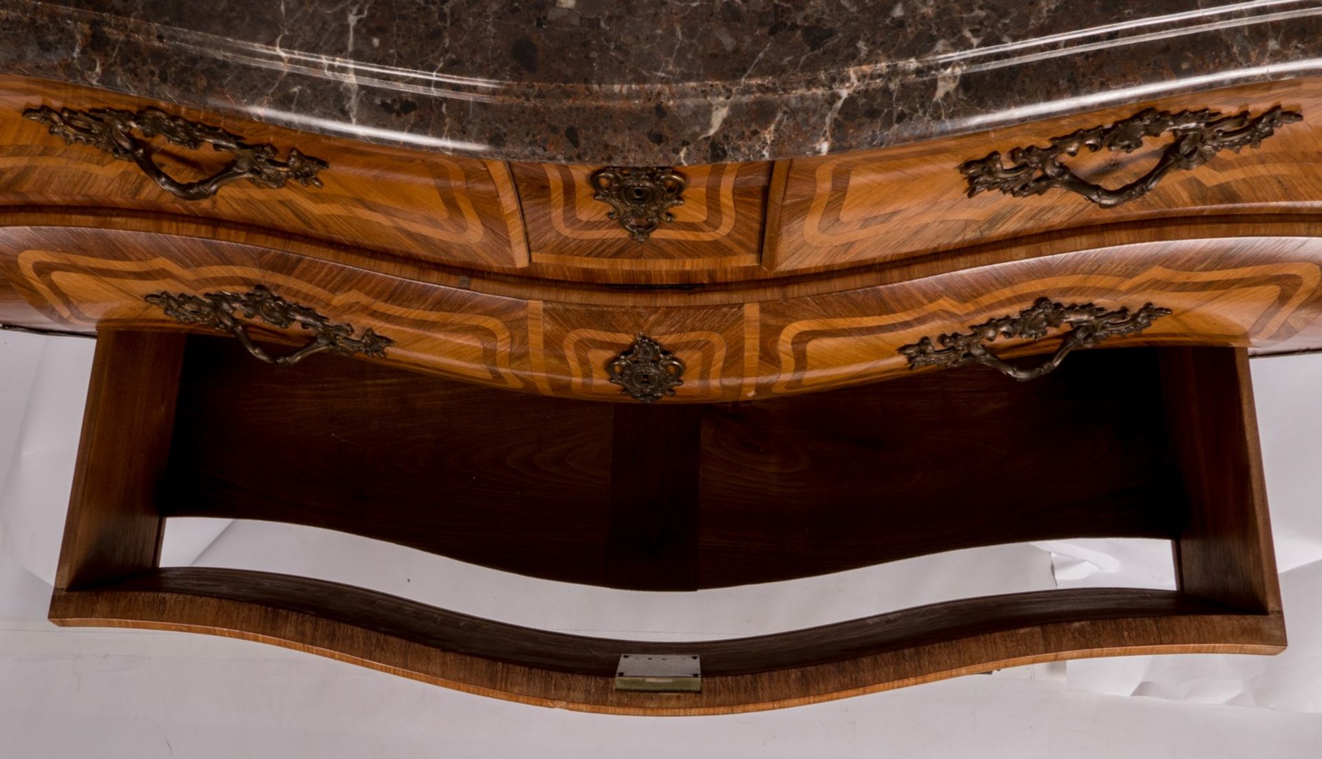 Commode à la régence, Rococo style, mahogany and rosewood veneer, bronze mounts and marble top, H 89 - Bild 3 aus 16