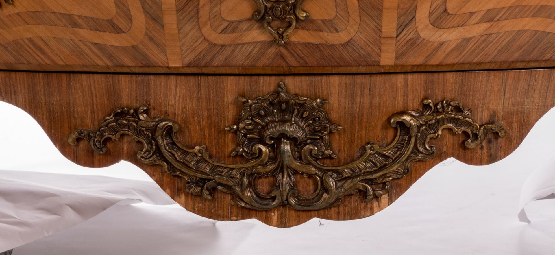 Commode à la régence, Rococo style, mahogany and rosewood veneer, bronze mounts and marble top, H 89 - Bild 6 aus 16