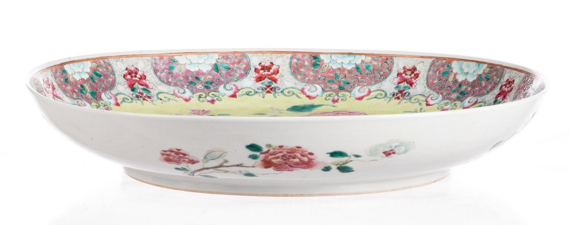 A Chinese green ground famille rose plate, decorated with flower branches, Qianlong mark, H 8,5 cm - - Bild 5 aus 7