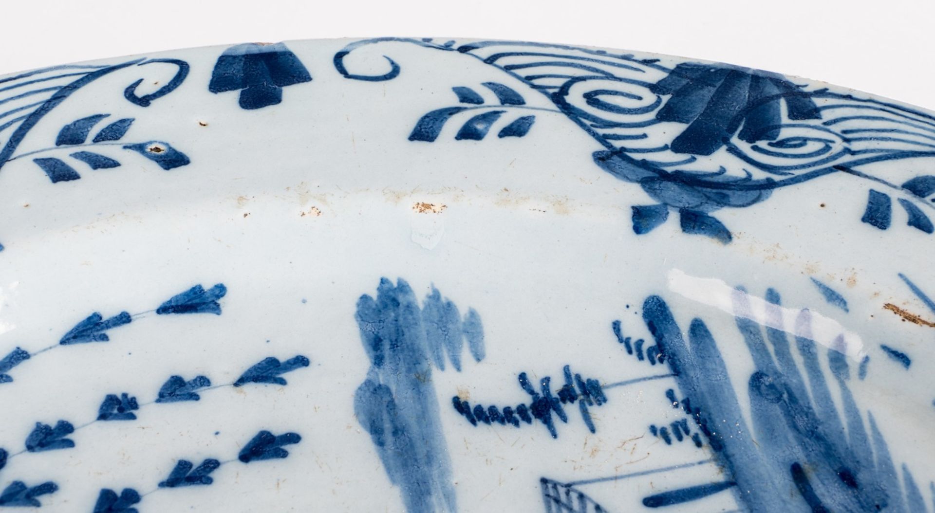 A pair of 18thC tin glazed and bleu decorated Dutch Delftware plates, (the usual glaze flaking to - Image 8 of 16