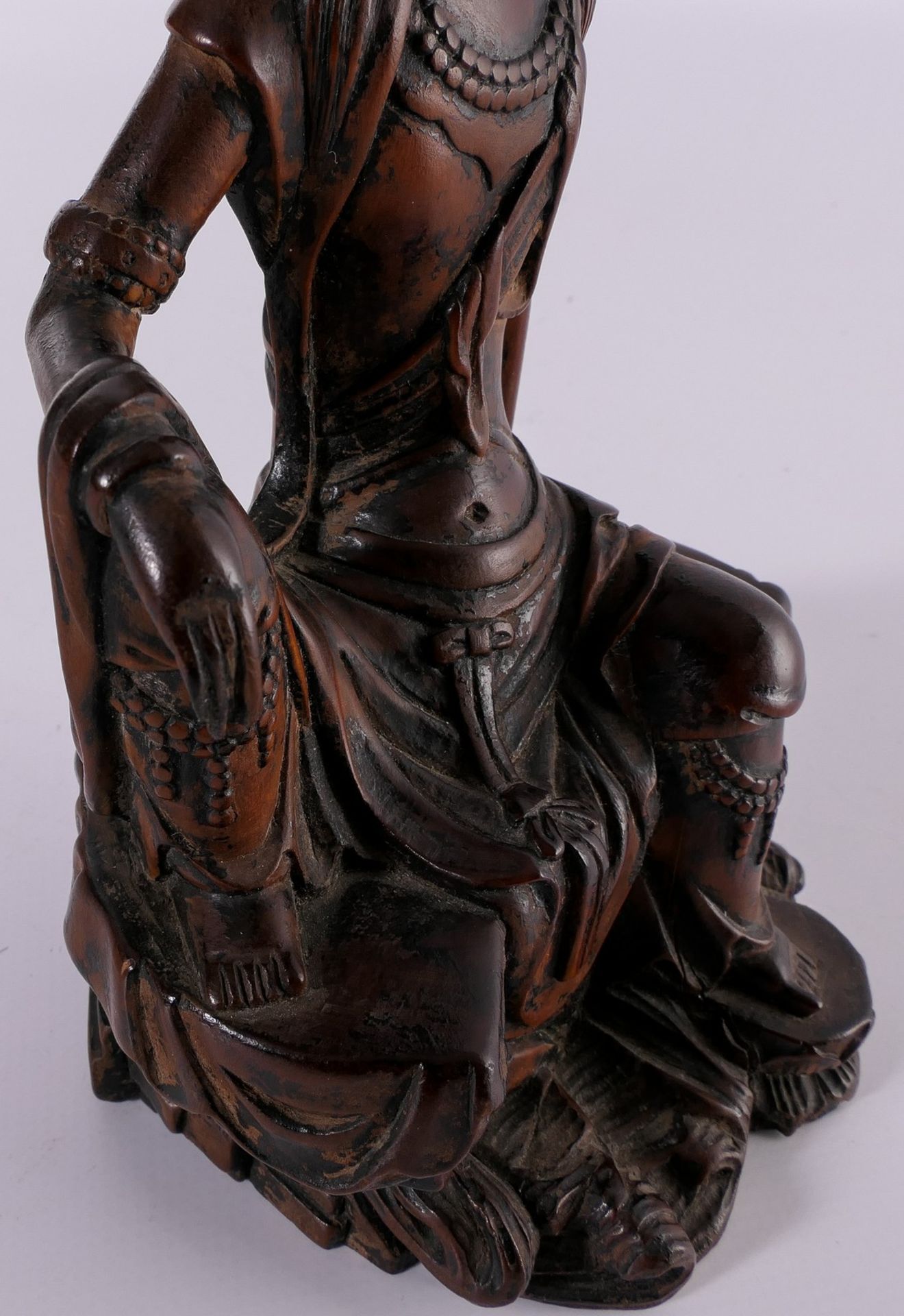A Chinese lacquered hardwood Guanyin, H 20 (without base) - Bild 8 aus 8