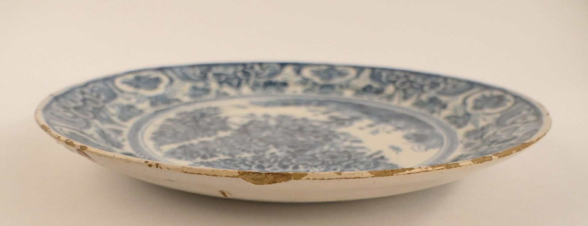 A blue and white 'theeboom' decorated Dutch Delftware plate, marked 'De Witte Starre', Diameter 28 - Image 8 of 9