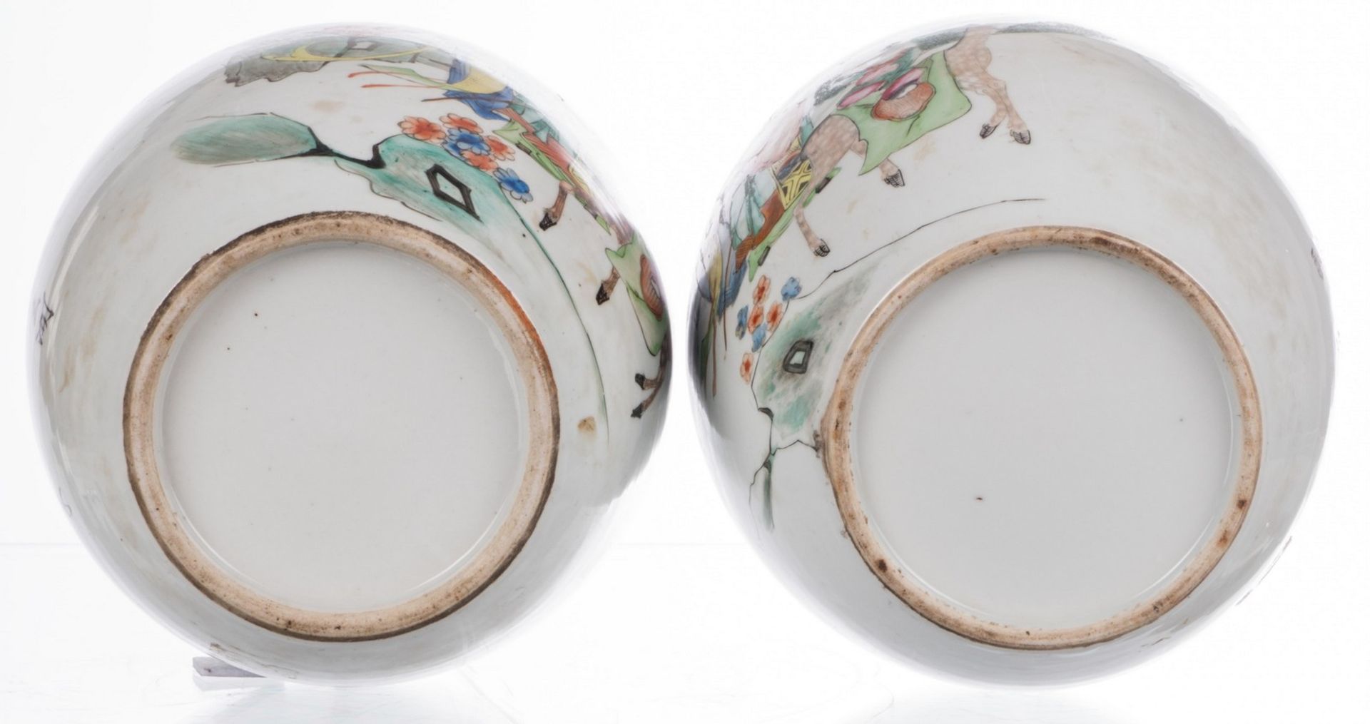 Two Chinese polychrome ginger jars and covers, decorated with an animated scene, H 30,5 cm (chips to - Bild 5 aus 11