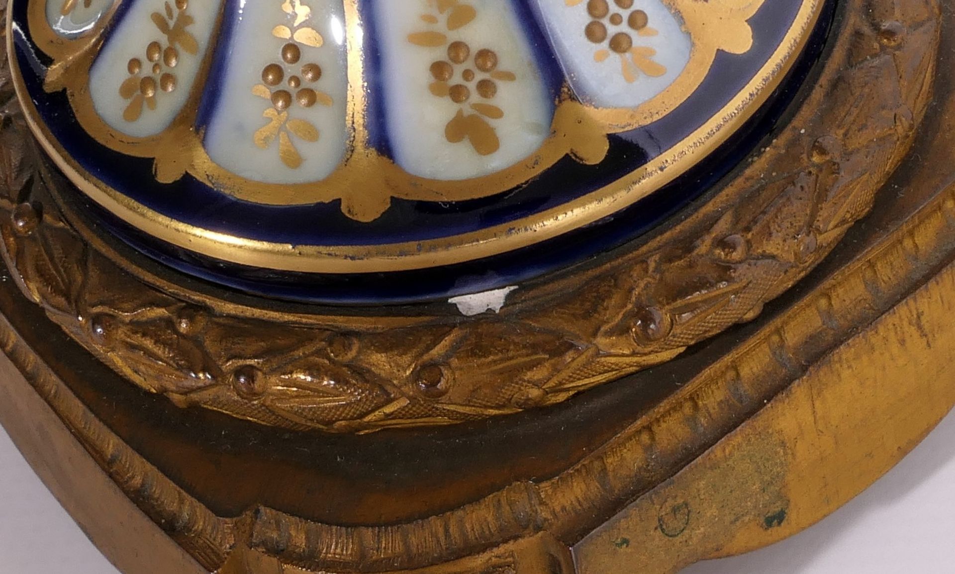 A pair of ornamental vases in Sèvres-porcelain, with gold-layered blue royale ground and bronze - Image 10 of 15