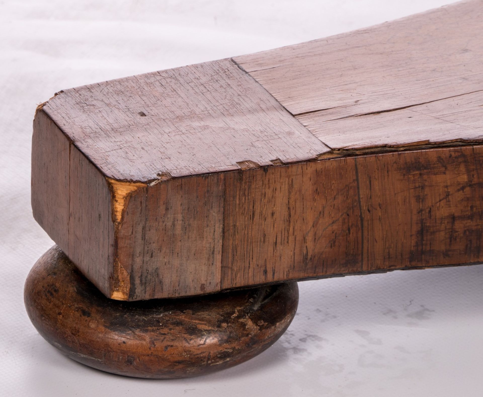 A rosewood veneered mid 19thC dinner table, H 74 - Diameter 122 cm - Bild 6 aus 11