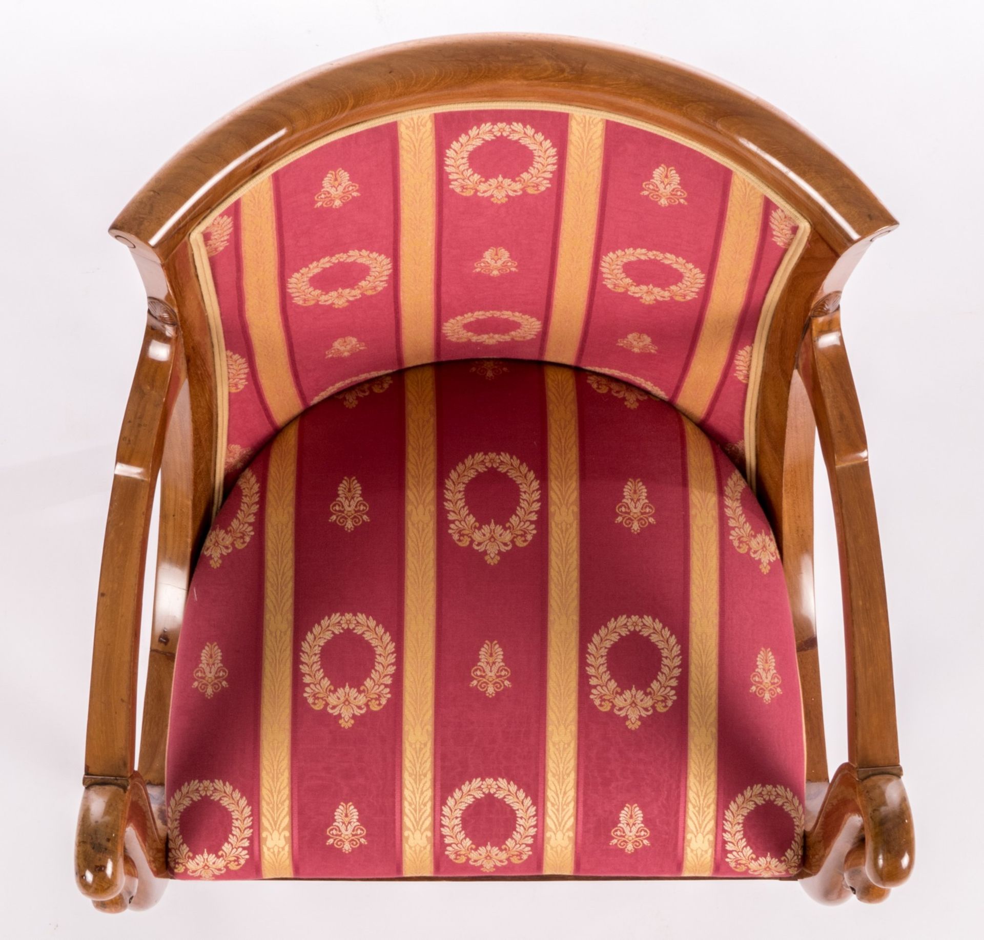 A Neoclassical mahogany armchair en gondole, armrests with swan necks, H 85 - W 58,5 - D 55 cm - Image 6 of 9