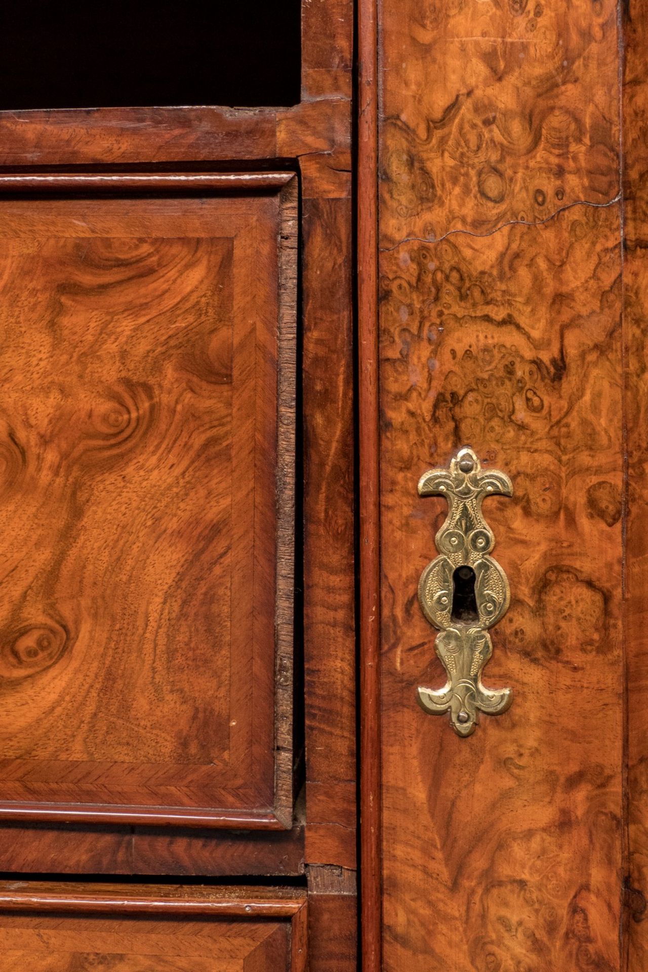 An exceptional walnut veneered Dutch cabinet, third quarter 18thC, H 248 - W 184 - D 69 cm - Bild 18 aus 18