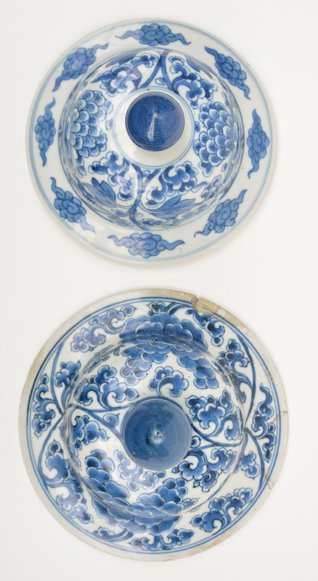 Two Chinese blue and white vases and covers, decorated with phoenix and floral motifs, 19thC, H 43,5 - Bild 7 aus 11