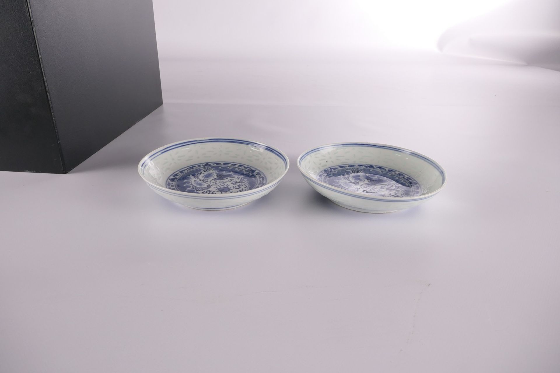 Two Chinese blue and white dishes, decorated with a dragon and a flaming pearl, marked Qianlong, H 4 - Bild 3 aus 6