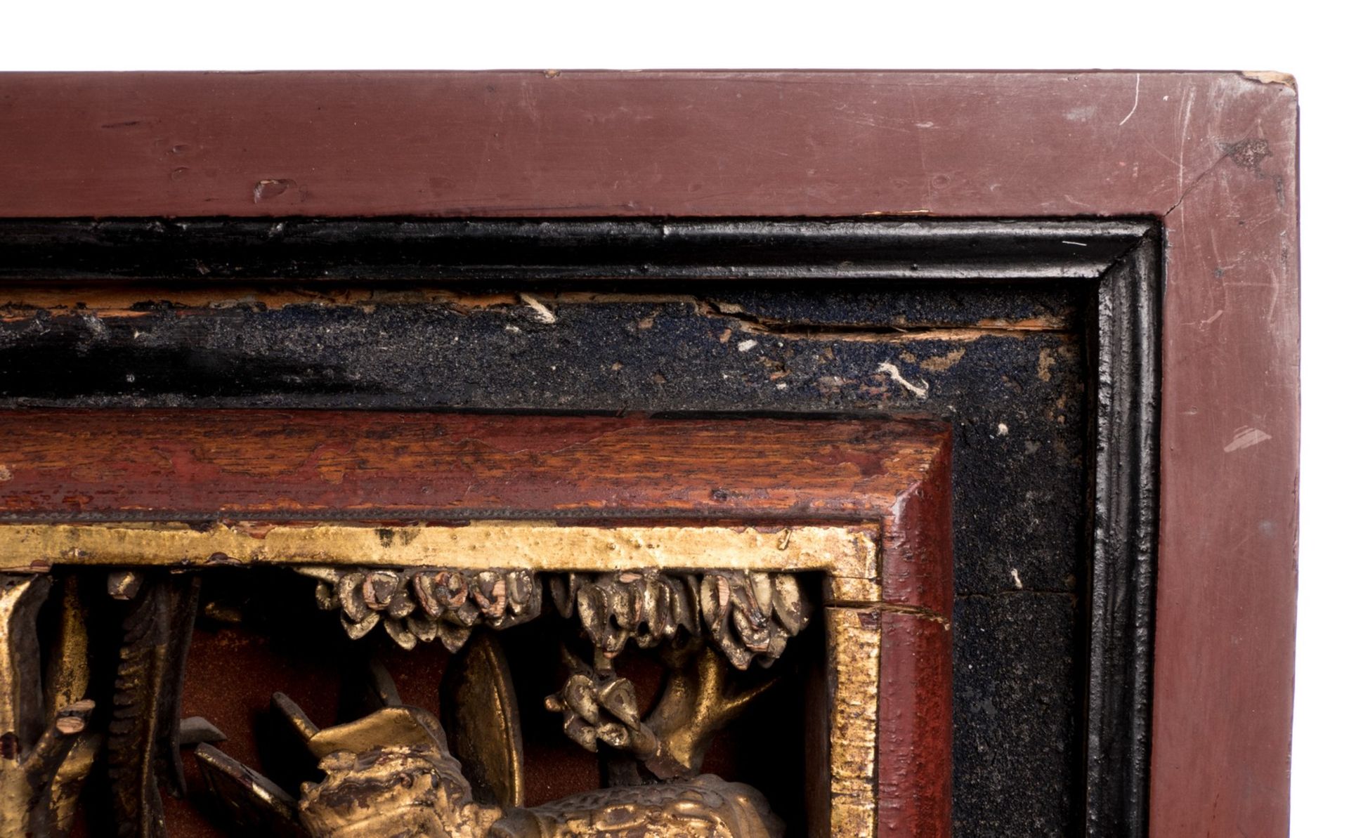 A Chinese polychrome and gilt wooden table screen, the base with Fu lions relief decorated, the - Bild 14 aus 15