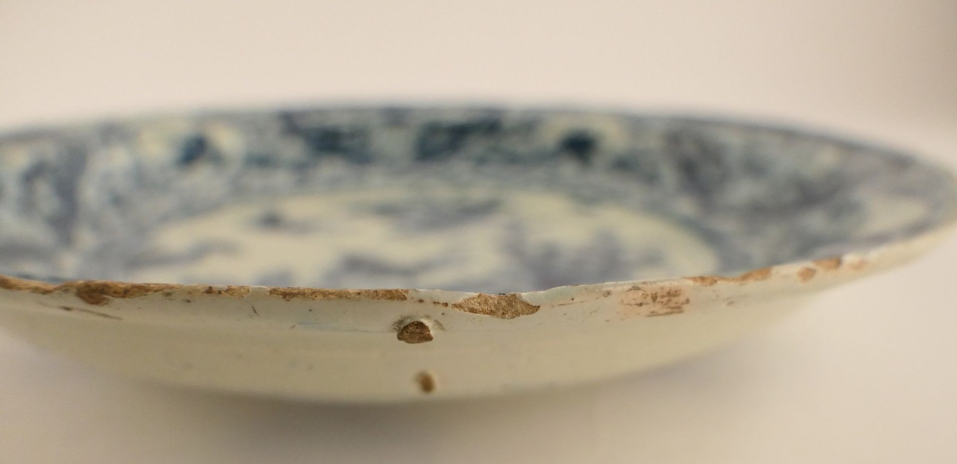 A blue and white 'theeboom' decorated Dutch Delftware plate, marked 'De Witte Starre', Diameter 28 - Image 6 of 9