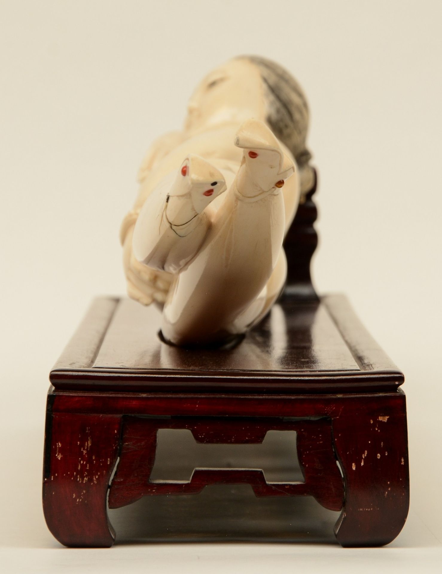 A Chinese ivory Medicine Lady,ivory with coloured engraving decoration with semi-precious stones - Bild 3 aus 8