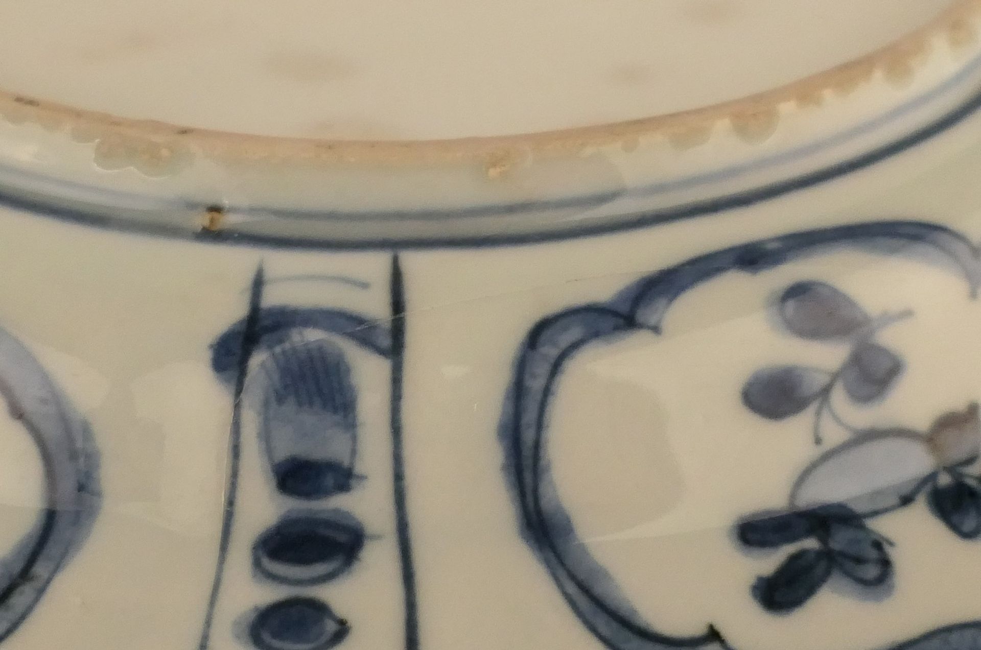 Two Chinese kraak porcelain dishes, blue and white decorated with a deer in a landscape and floral - Bild 3 aus 11