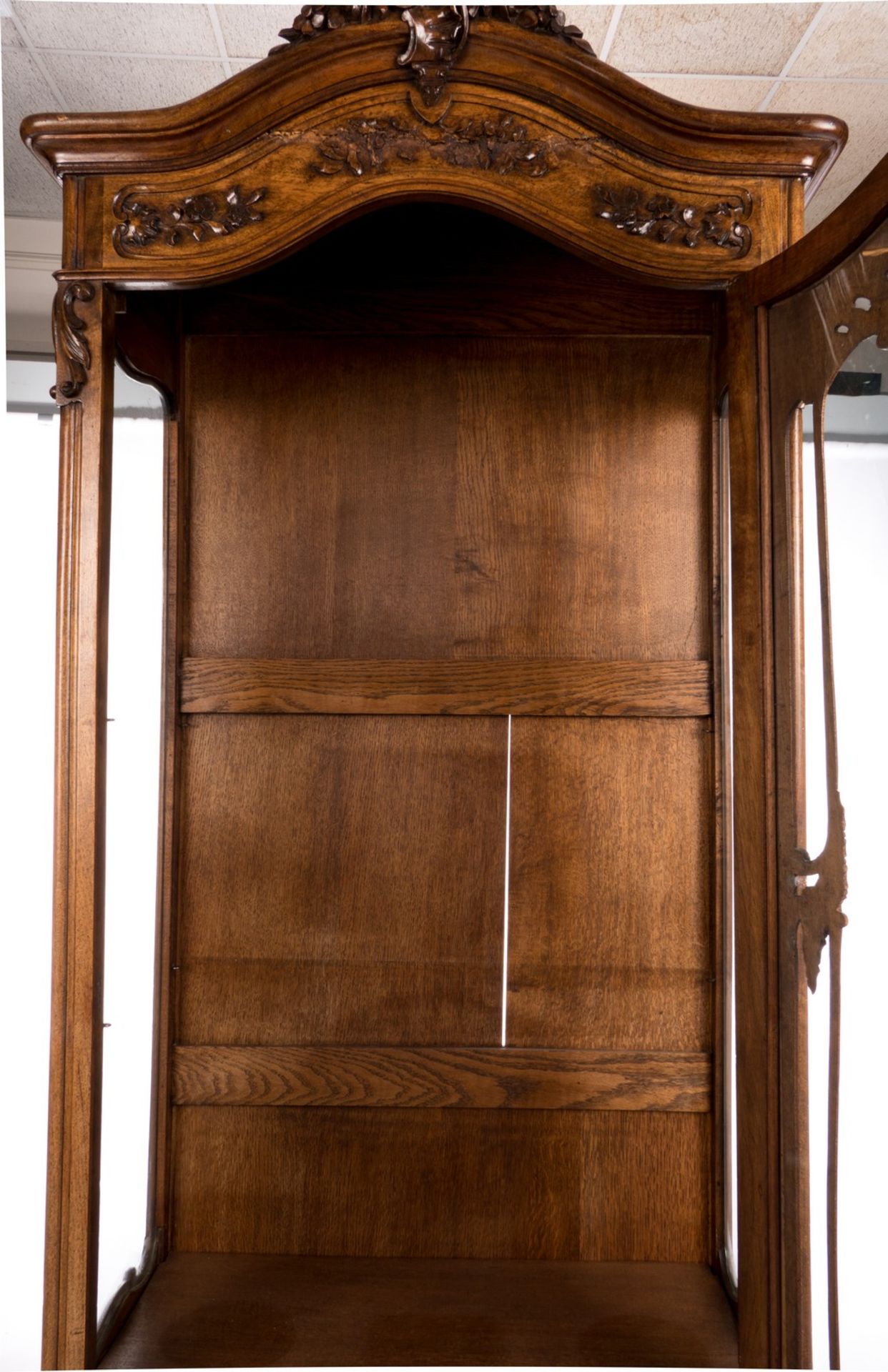 A LXV -style sculpted walnut china cabinet in the Liégeois manner, H 180,5 - W 76 - D 43,5 cm - Bild 5 aus 7