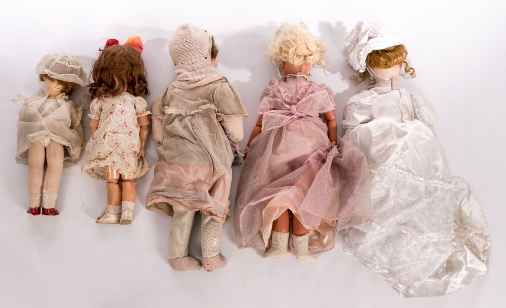 A doll carriage, about 1900, with five dolls in paper*maché, about 1960; added two books about - Image 12 of 17