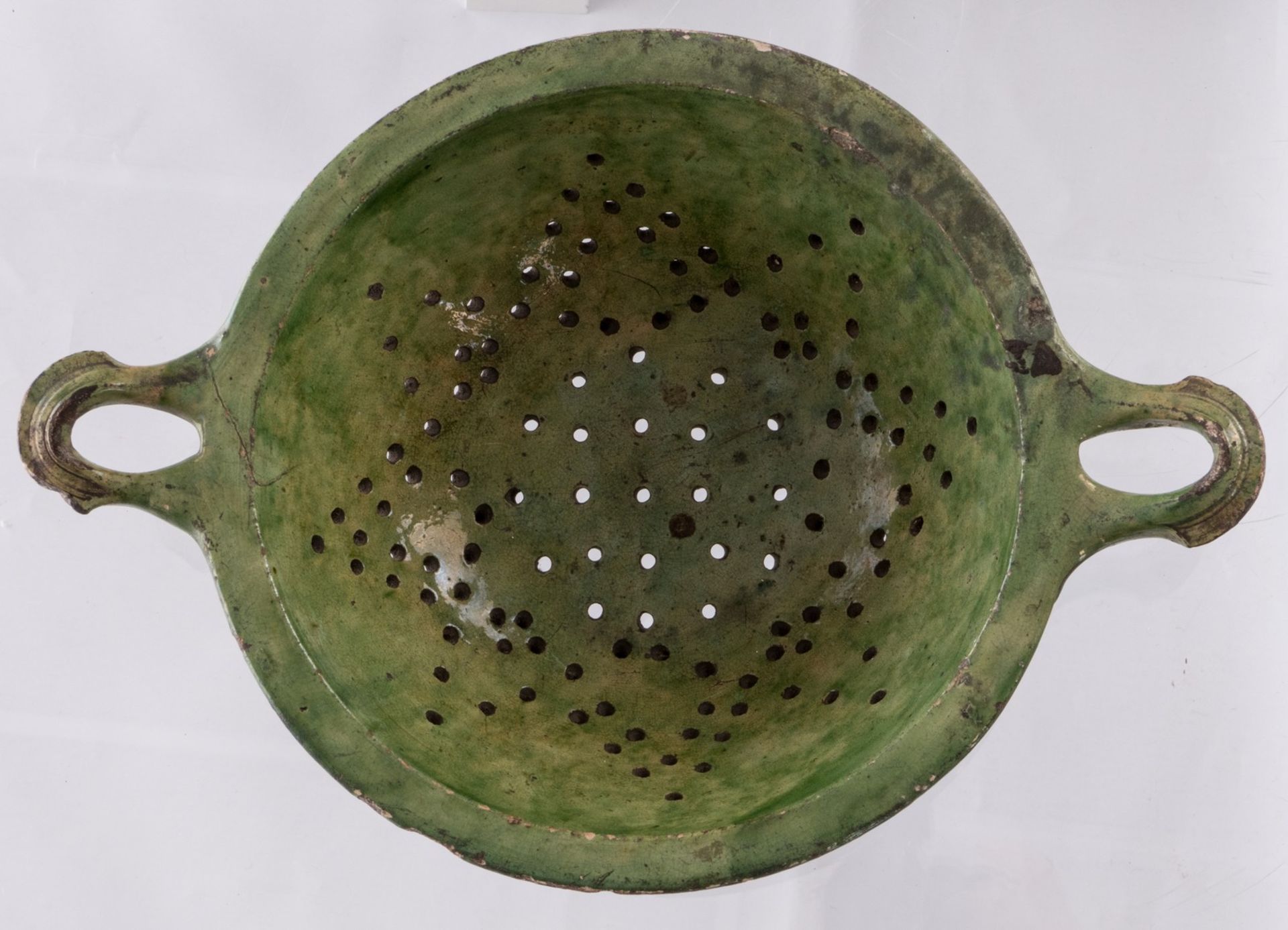 A 19thC stoneware canteen, W 27,5 cm; added a 19thC green glazed earthenware colander, W 40,5 cm - Image 5 of 9