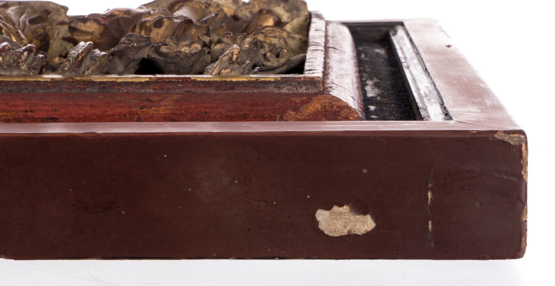 A Chinese polychrome and gilt wooden table screen, the base with Fu lions relief decorated, the - Bild 9 aus 15