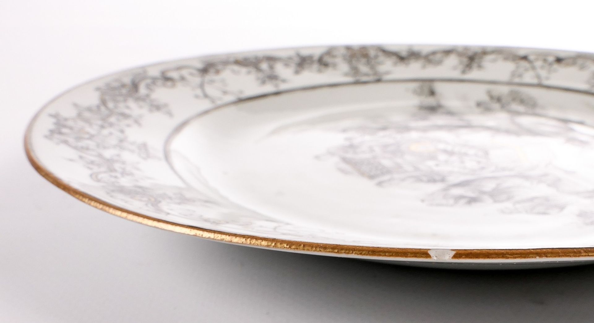 A Chinese ornamental plate, so called 'encre de chine' and gilt decorated and showing the - Bild 5 aus 5