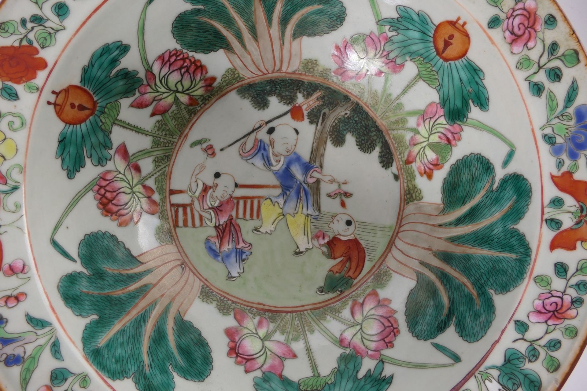 A Chinese famille rose bowl, decorated with a lady in a pavilion; added a ditto bowl, decorated with - Bild 9 aus 12