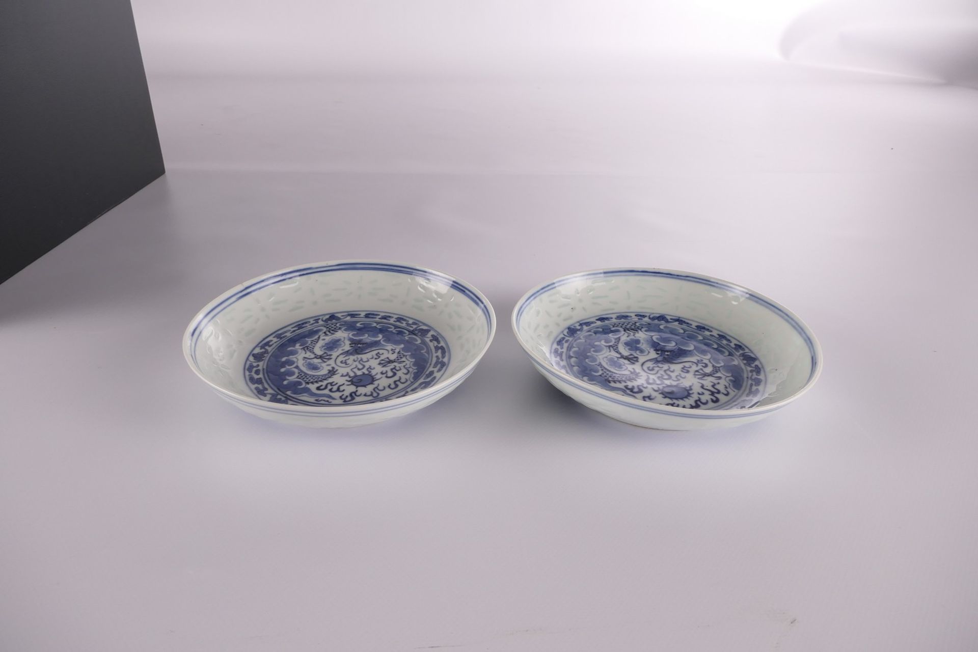 Two Chinese blue and white dishes, decorated with a dragon and a flaming pearl, marked Qianlong, H 4 - Bild 5 aus 6