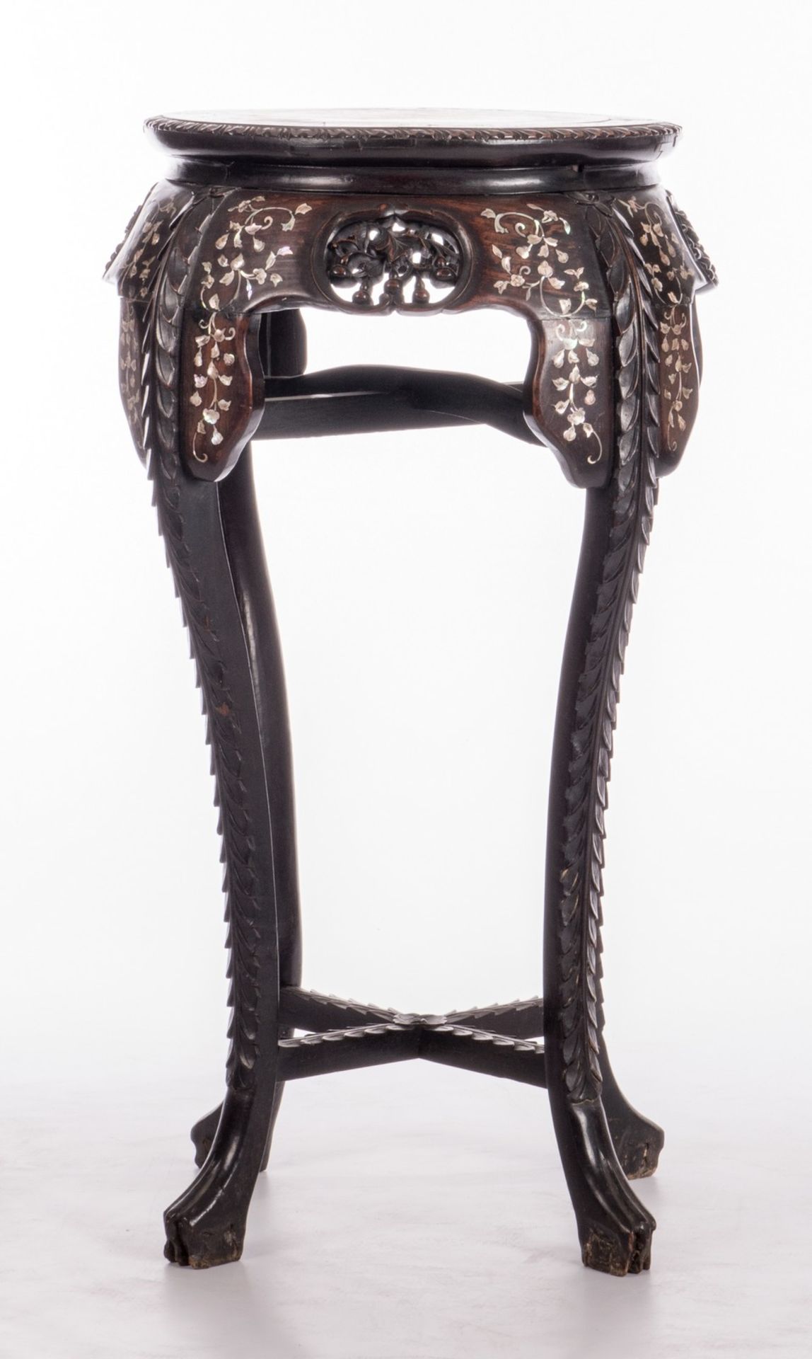 A large Chinese carved hardwood stool with mother-of-pearl inlay and a marble top, about 1900, H - Bild 5 aus 12