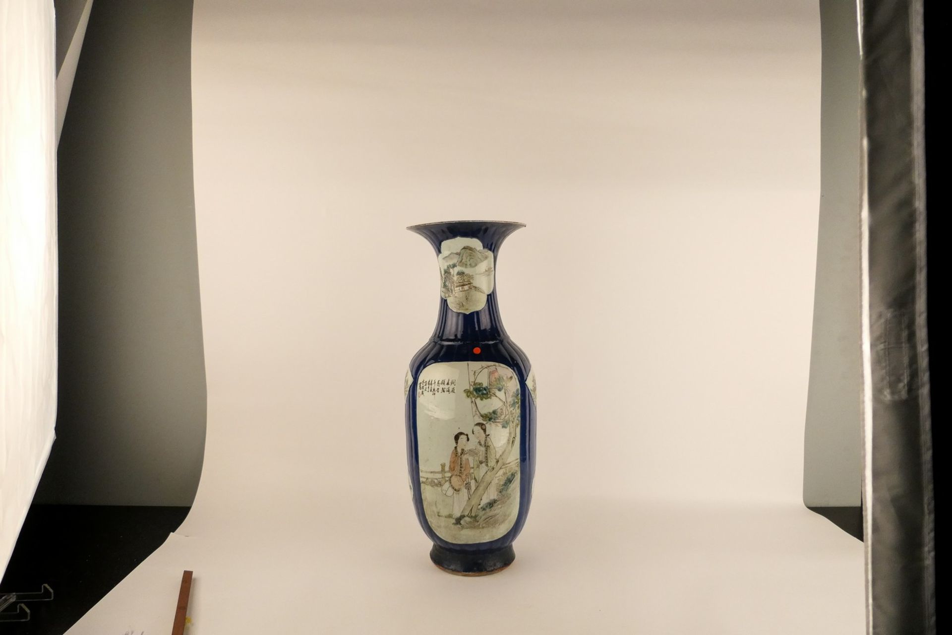 A Chinese bleu poudré vase, the roundels famille rose and polychrome decorated with various scenes - Bild 12 aus 12