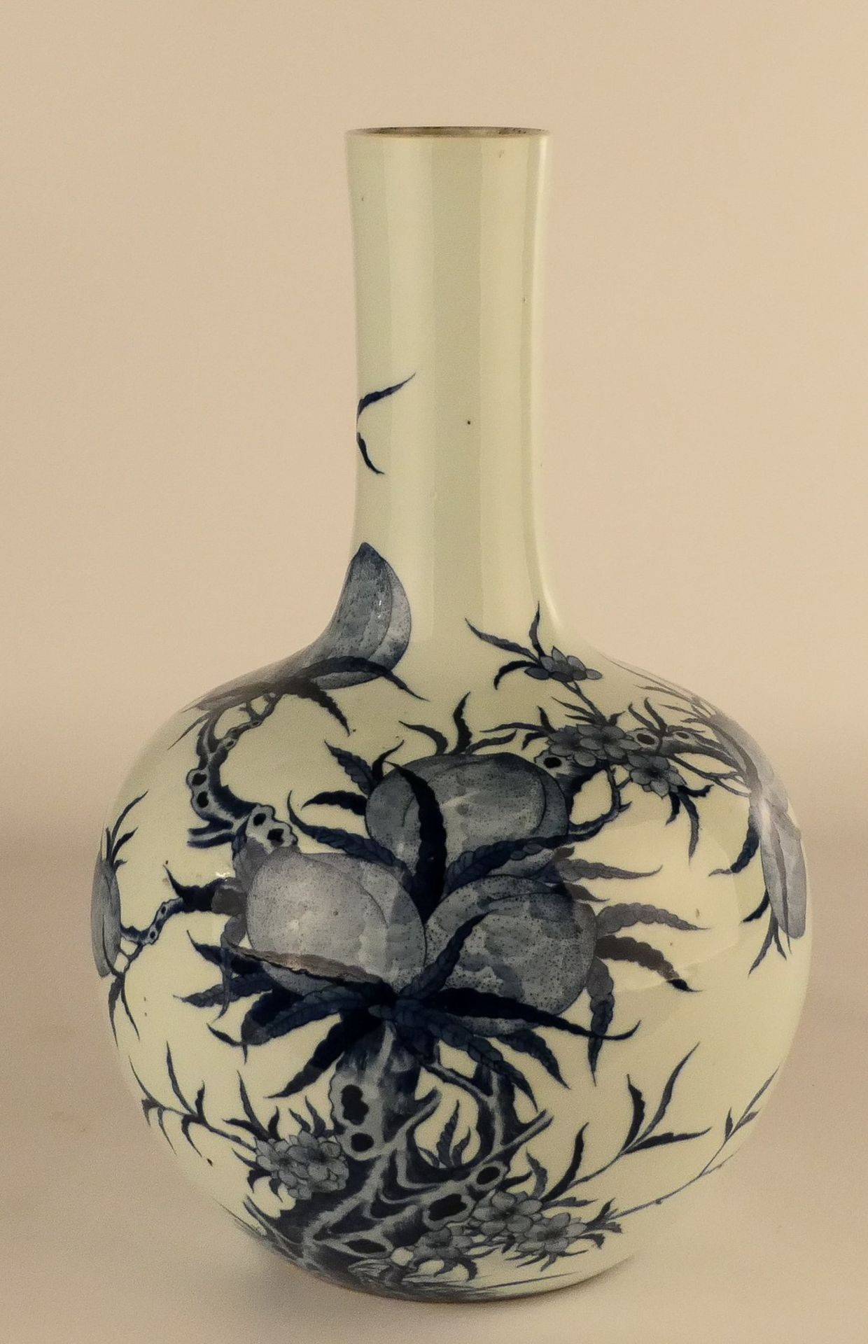 A Chinese blue and white nine peaches bottle vase, marked Qianlong, H 38,5 cm - Bild 13 aus 14