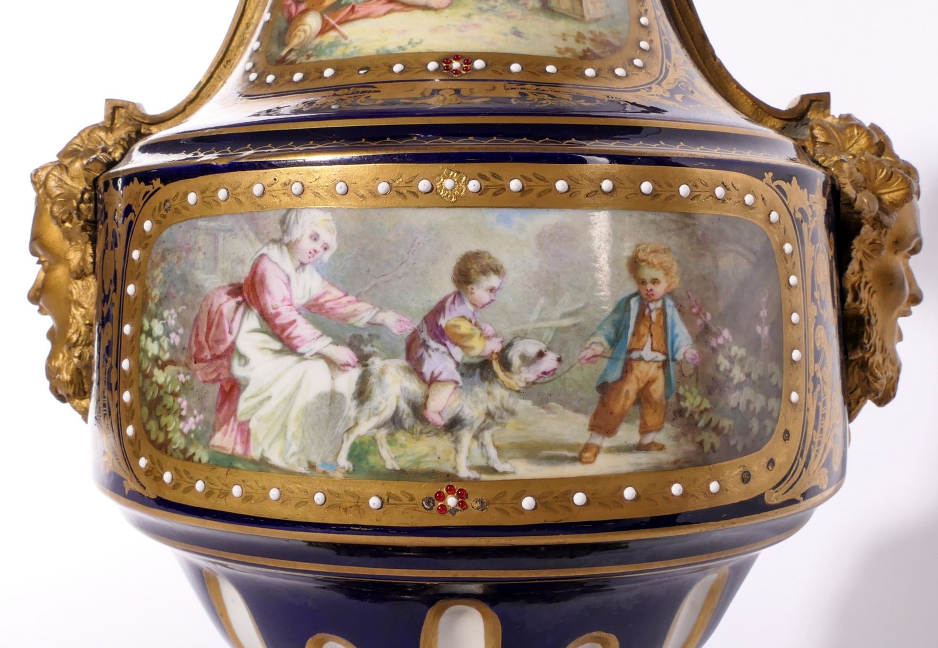 A pair of Neoclassical vases in Sèvres-porcelain, blue royale ground, the front with gilt cartouches - Image 10 of 11