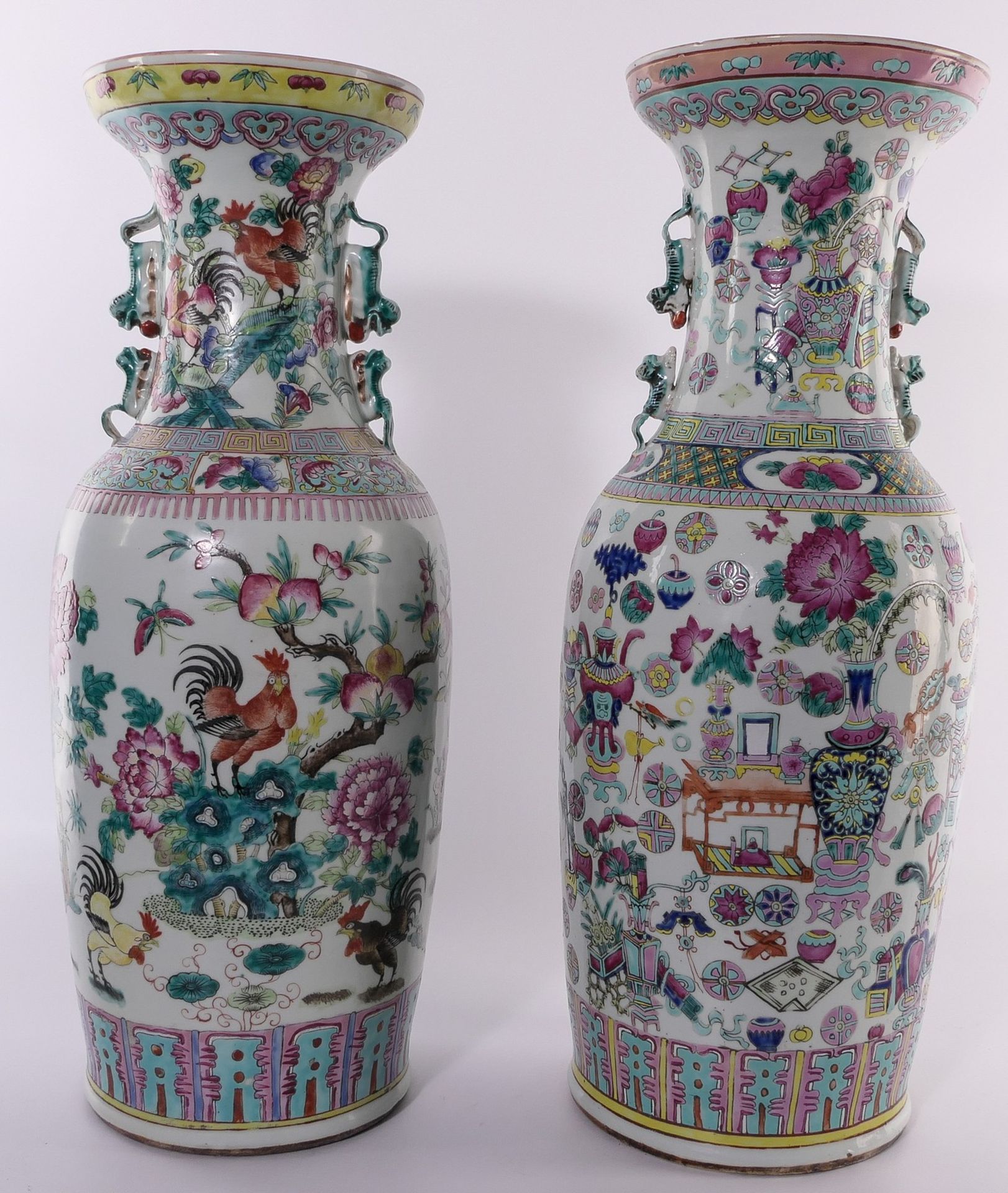 Two Chinese famille rose vases, one decorated with cocks and one with 100 antiquities, H 59 - 60,5 - Bild 4 aus 15