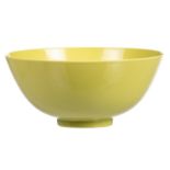 A Chinese green lemon monochrome bowl, marked Yongzheng, Qing dynasty, H 6,5 - Diameter 14,5 cm (