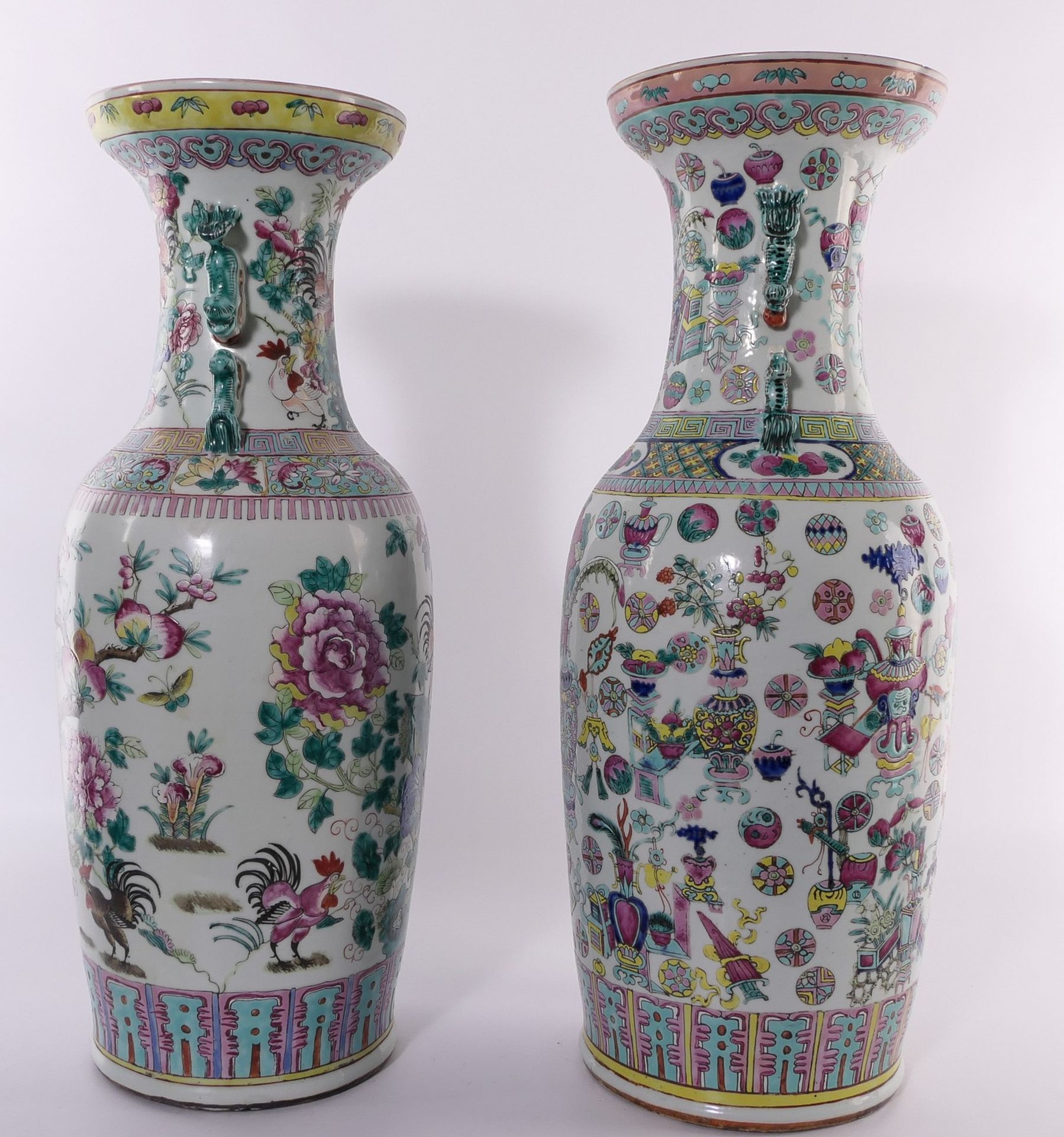 Two Chinese famille rose vases, one decorated with cocks and one with 100 antiquities, H 59 - 60,5 - Bild 5 aus 15