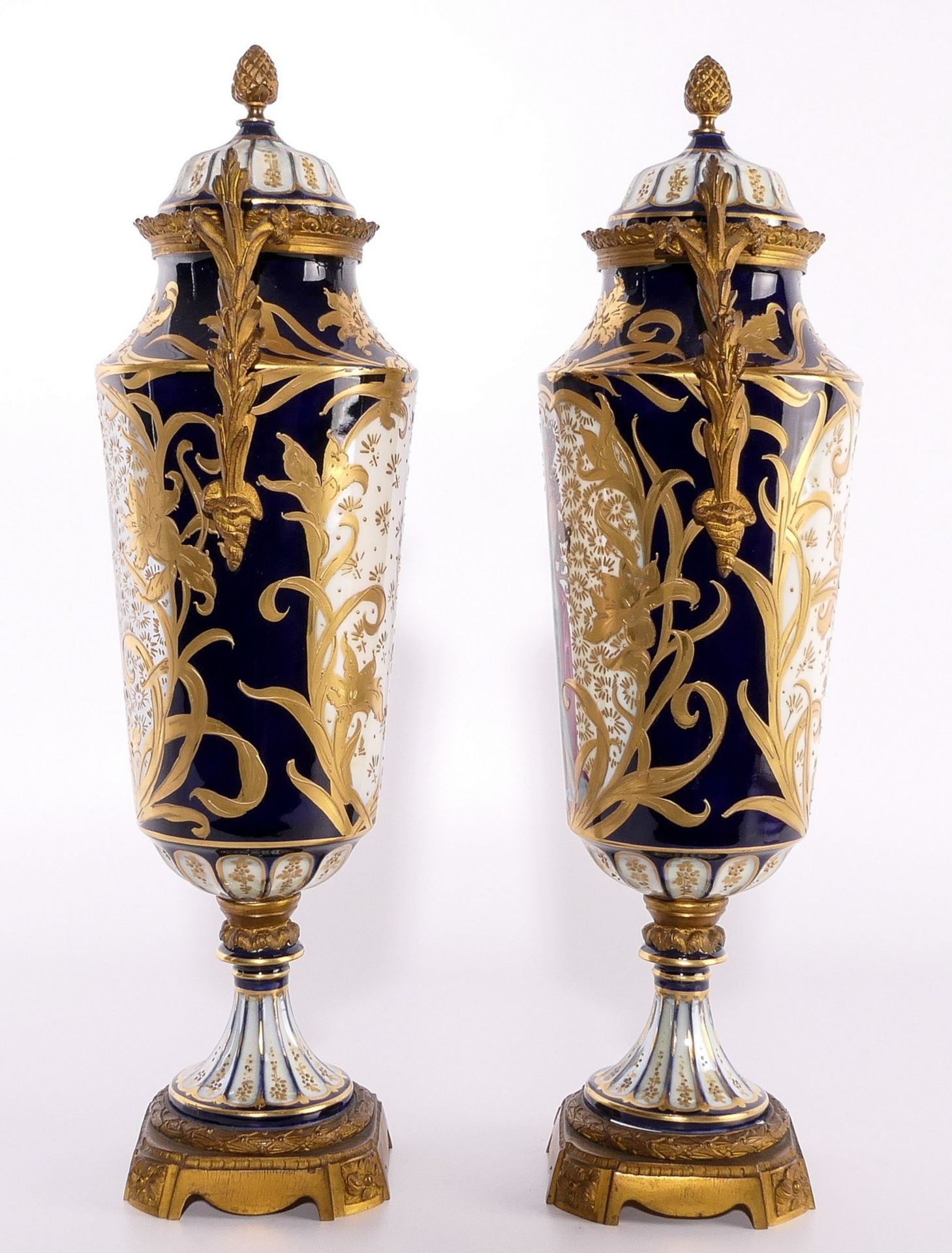 A pair of ornamental vases in Sèvres-porcelain, with gold-layered blue royale ground and bronze - Image 4 of 15
