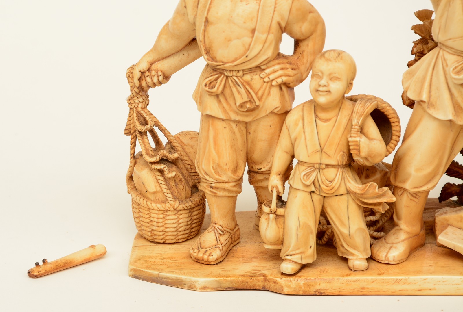 A Chinese ivory group depicting a rural scene, on a carved wooden base, first half 20thC, H 22,5 ( - Image 8 of 13