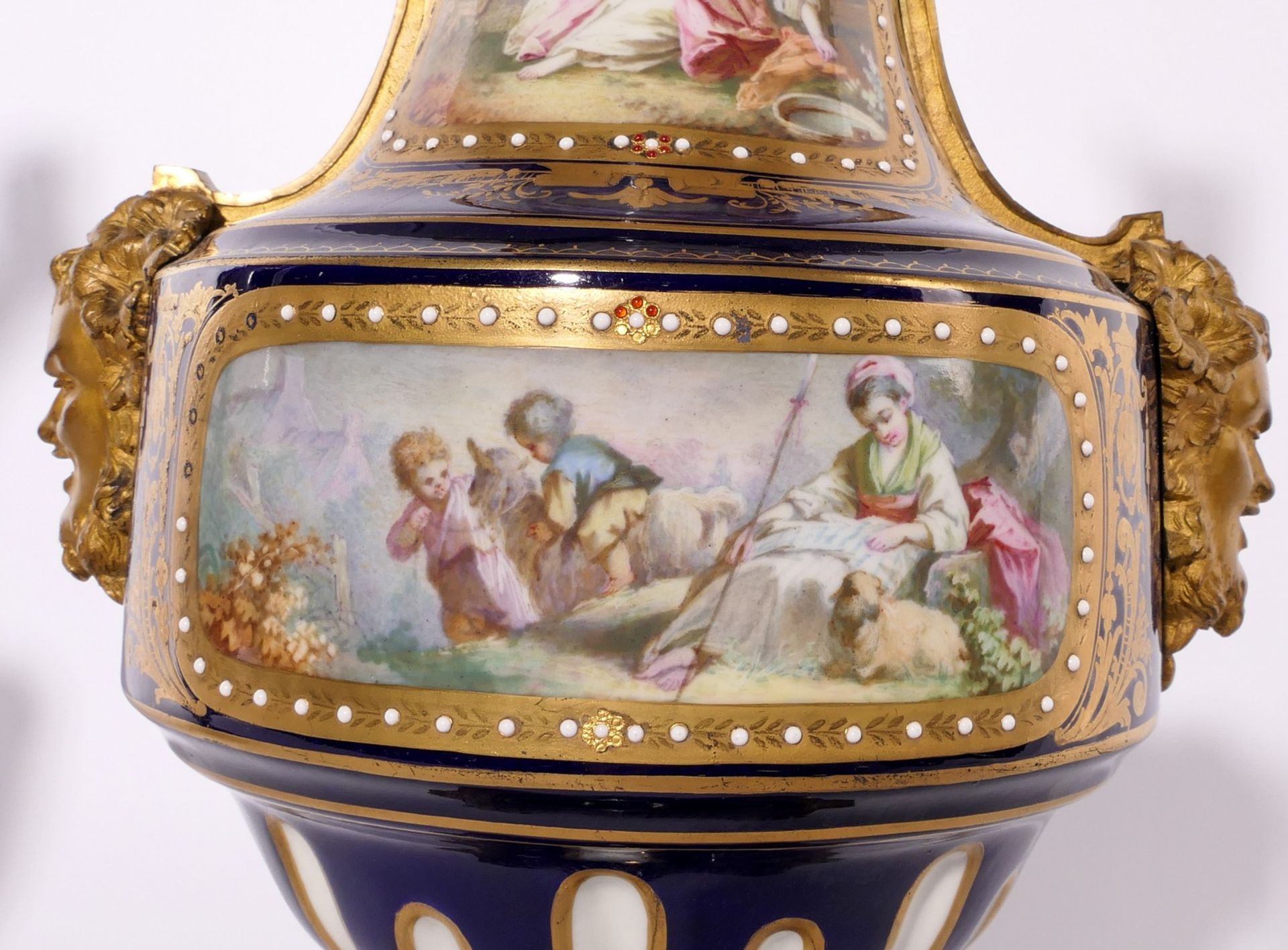 A pair of Neoclassical vases in Sèvres-porcelain, blue royale ground, the front with gilt cartouches - Image 8 of 11