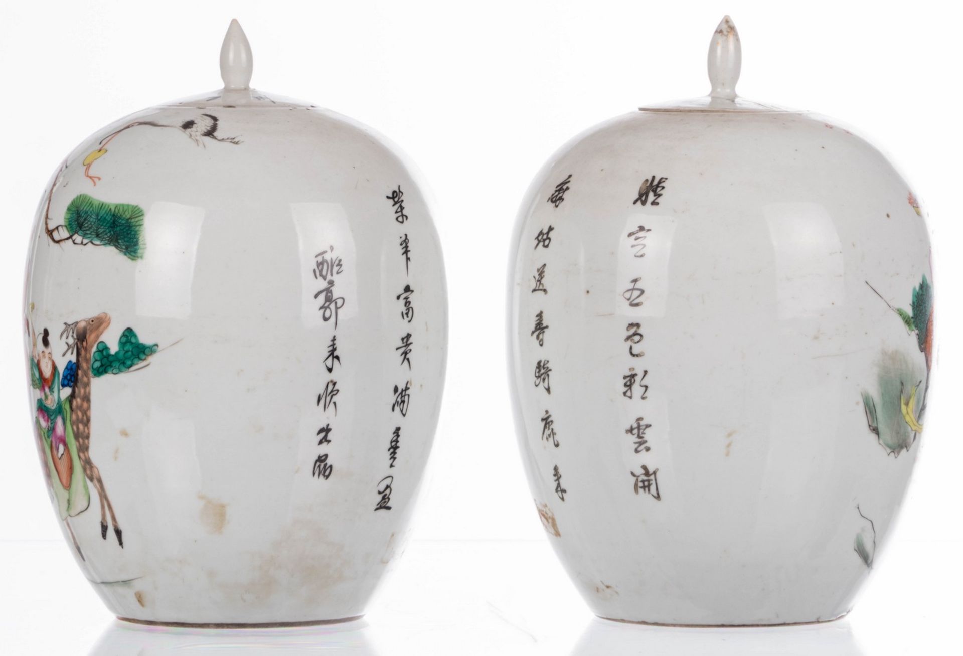 Two Chinese polychrome ginger jars and covers, decorated with an animated scene, H 30,5 cm (chips to - Bild 2 aus 11