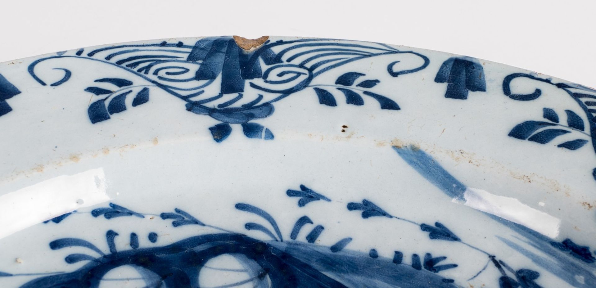 A pair of 18thC tin glazed and bleu decorated Dutch Delftware plates, (the usual glaze flaking to - Image 9 of 16