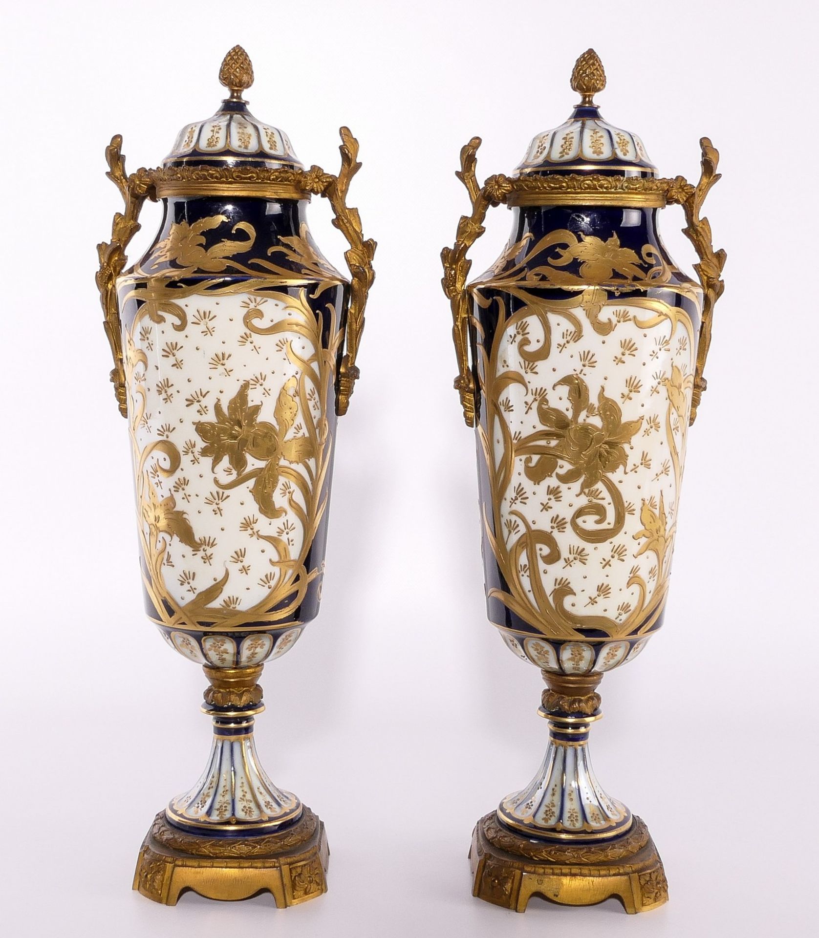 A pair of ornamental vases in Sèvres-porcelain, with gold-layered blue royale ground and bronze - Image 3 of 15
