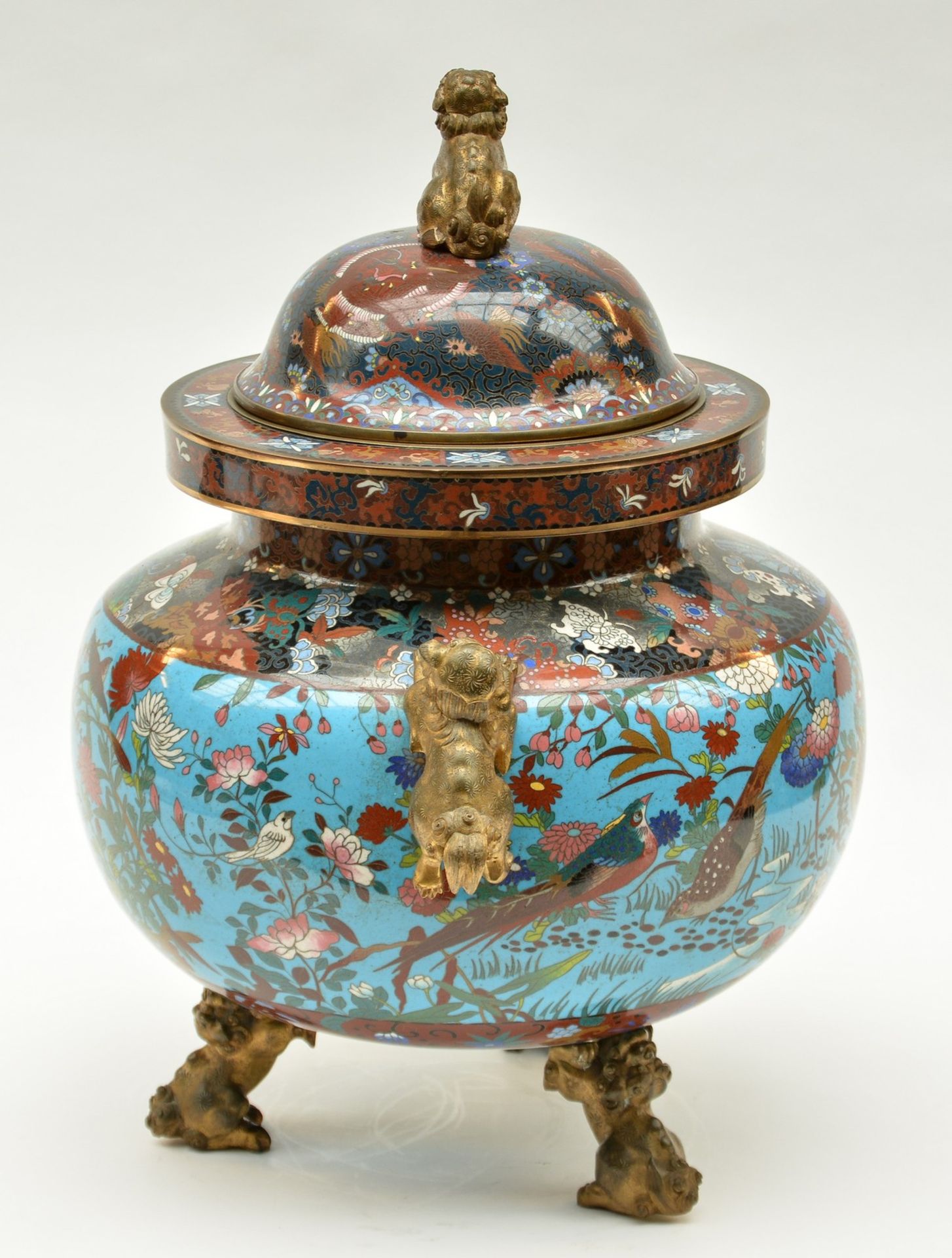 A Chinese cloisonné vase and cover, decorated with animals and floral motifs, the gilt bronze - Bild 4 aus 18