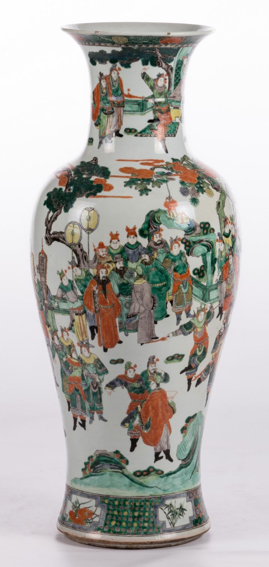 A Chinese famille verte baluster shaped vase, decorated with an animated scene, marked, 19thC, H - Bild 4 aus 14