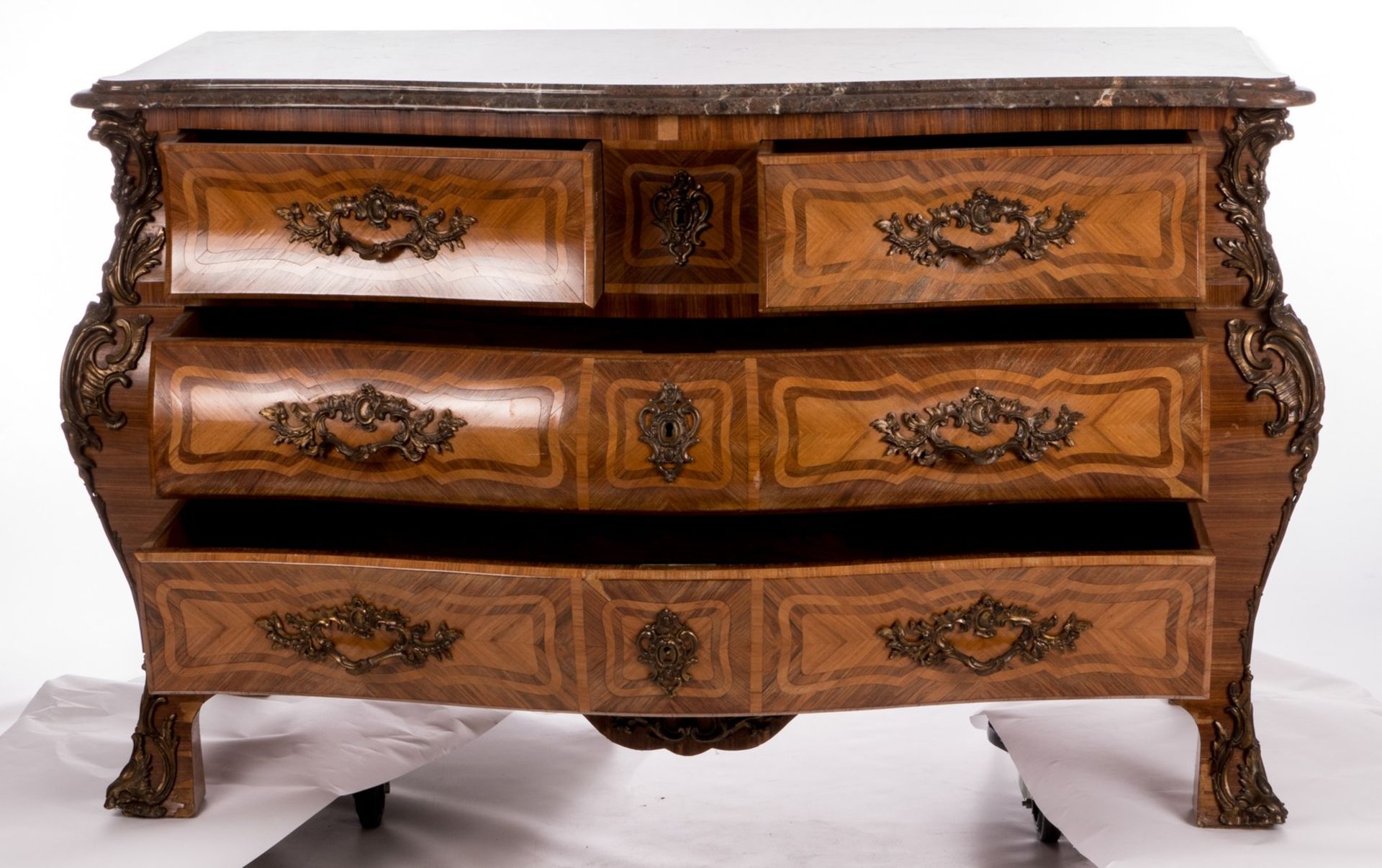 Commode à la régence, Rococo style, mahogany and rosewood veneer, bronze mounts and marble top, H 89 - Bild 2 aus 16