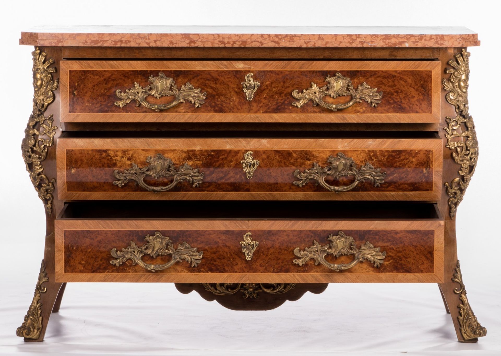 A mahogany and walnut veneered chest of drawers a la régence, bronze mounts and Rosso Verona - Bild 3 aus 12